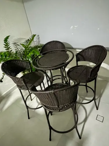 Mesa de sacada com 4 cadeiras 