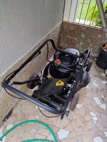 Máquina de cortar grama Toyama