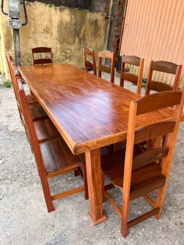 Mesa com 10 cadeiras em angelim