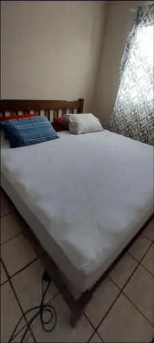 Vendo cama em Madeira massiça