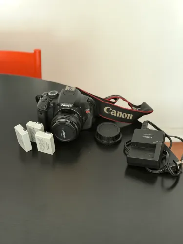 Vendo câmera Canon EOS Rebel T3i em perfeito funcionamento.