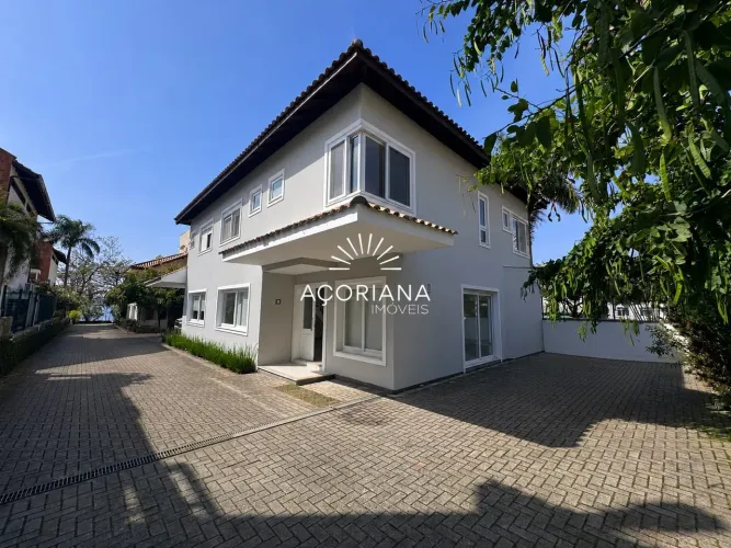 Casa em condomínio fechado com 4 suítes e acesso exclusivo à Lagoa