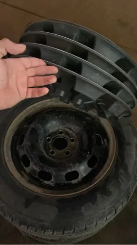 Vendo Pneus com roda de ferro 15