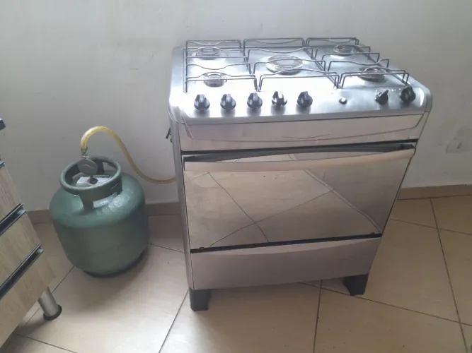 Fogão 5 bocas com gás carregado.