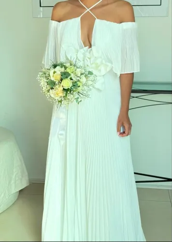 Vestido Longo Amarante Branco Plissado com Flor - Tamanho P (Usado 1x)