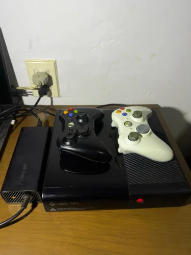 Xbox 360 Super Slim Com Defeito Luz Vermelha + 2 Controles