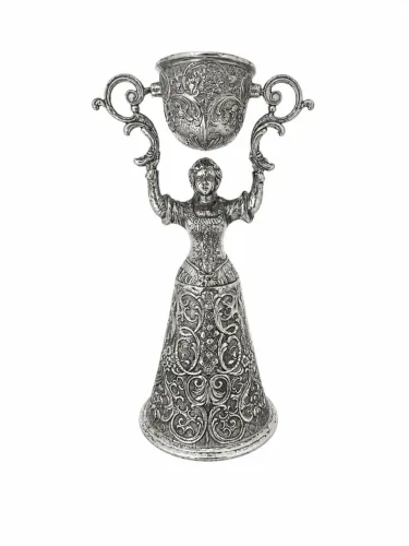 Escultura decorativa em metal prateado com rico trabalho em relevo