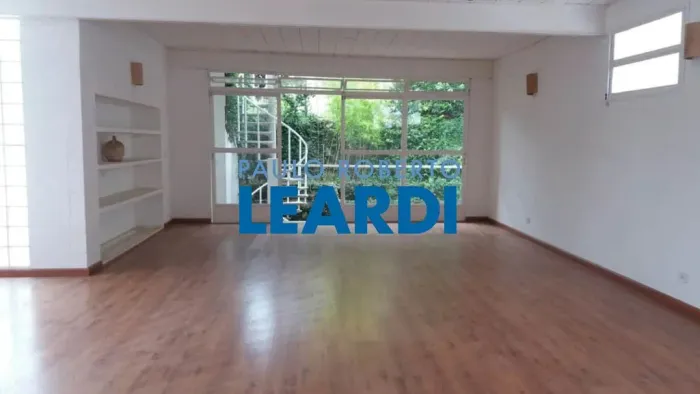 CASA ASSOBRADADA - POMPEIA - SP