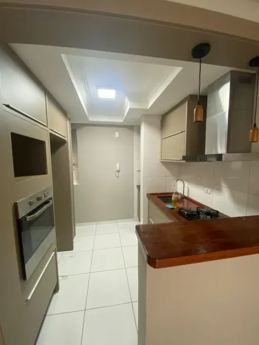 Aluga-se Apartamento no Santa Cândida - 2 quartos, cozinha planejada, semi mobiliado.