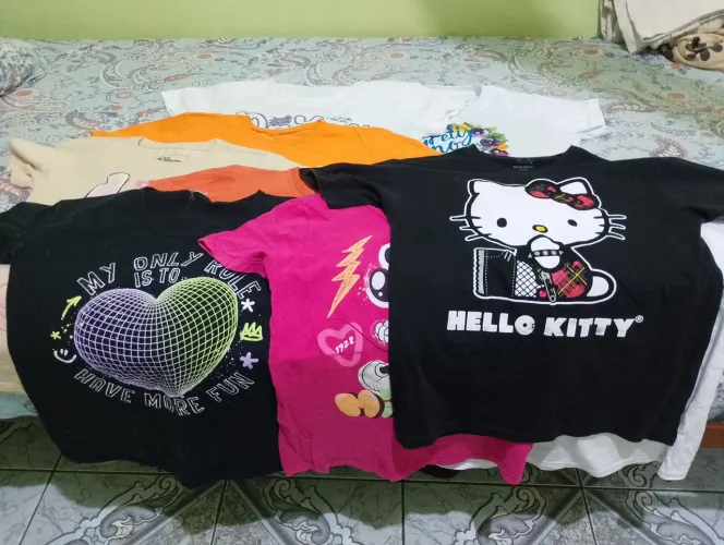 Vendo 24 peças de roupas infantis feminino pouco uso.