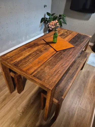 Mesa de madeira de demolição -6 lugares. Acompanha bancos