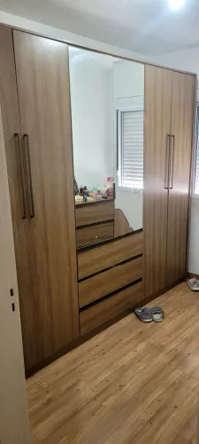 Roupeiro em ótimo estado
