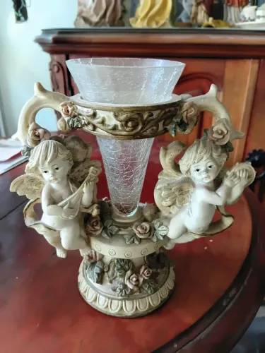 vaso decorativo com anjos e querubins esculpidos em estilo clássico