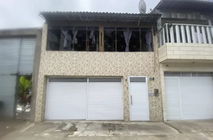 Casa com 1° Andar, Kitnet e Garagem para 2 Carros - Ideal para Investimento!