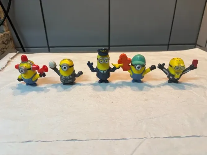 Lote com Bonecos Minions do Mcdonalds antigos - leia