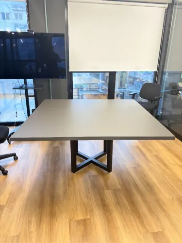 Mesa de reuniões quadrada