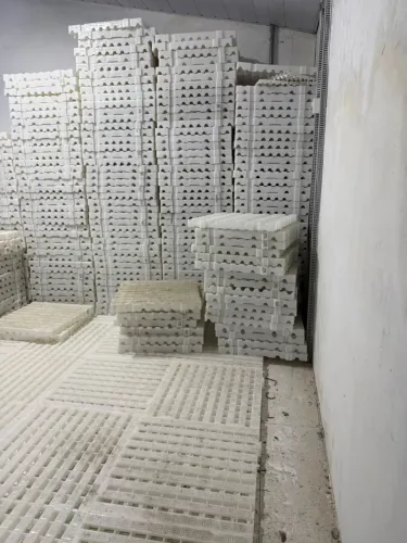 260 pisos de plástico (estrados) medindo 50x50x4,5cm, para uso em Câmaras Fria
