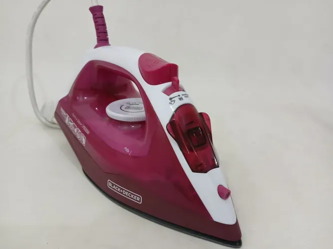 Ferro de passar roupa a vapor Black+Decker FX2250