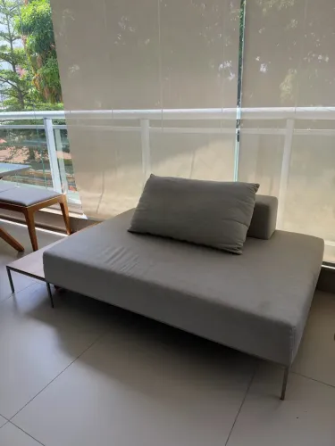Sofá Chaise Ilha de Design Moderno - Cinza Claro com Estrutura Metálica
