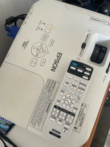 Projetor Epson PowerLite X14+ com HDMI e VGA