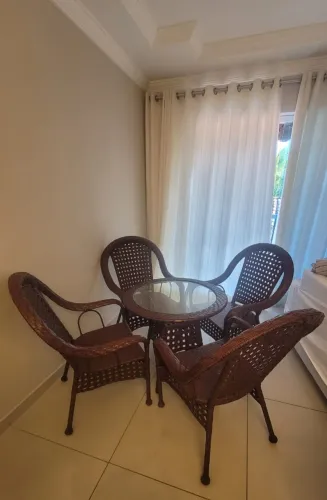Conjunto de mesa de vime para varanda/área gourmet. Em perfeito estado de conservação.
