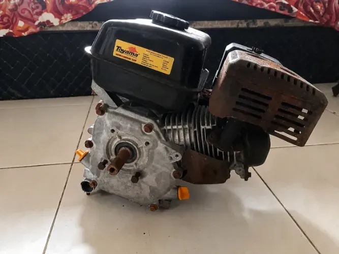 Motor de barco com rabeta