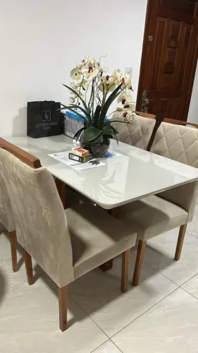 Mesa de Jantar com Tampo de Vidro + 4 Cadeiras Estofadas - Linda!