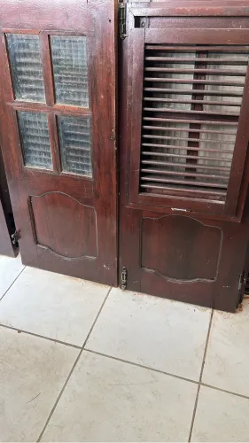 Porta e janela de 4 folhas em bom estado de uso e completo
