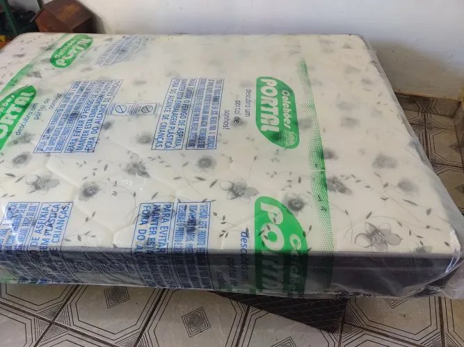 Vende-se um Colchão de Casal semi novo 