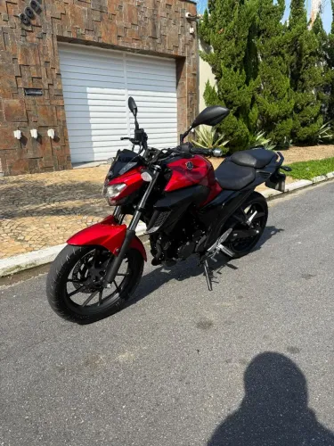 Yamaha FZ25 Fazer top