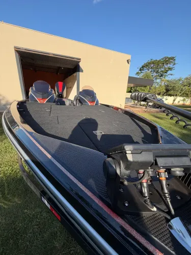 Lancha barco Quest Angler R bass boat