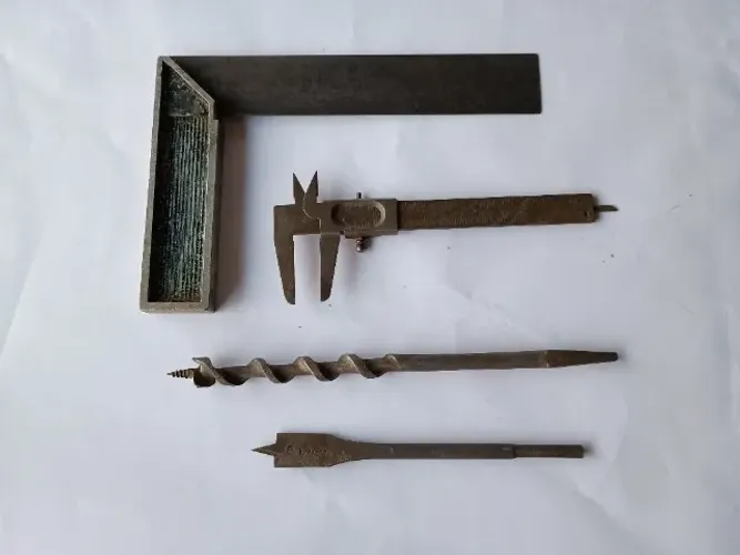 Ferramentas antigas - Lote com 4 peças - Paquímetro - Esquadro - Brocas