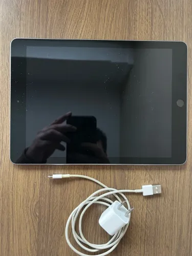 iPad 6ª Geração 32GB Wi-Fi + Carregador | Excelente Estado