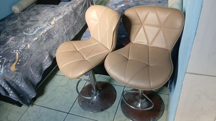 Vendo as Duas BANQUETAS 180$
