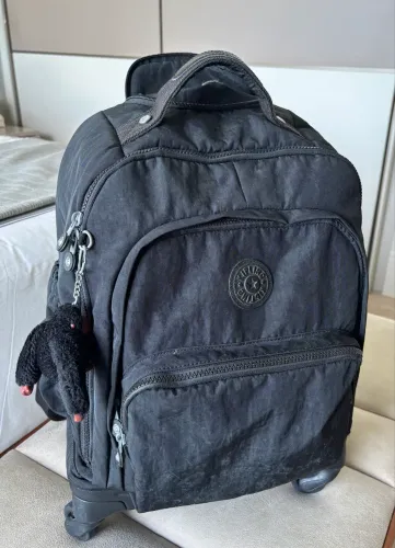 Mochila Kipling original na cor preta, em excelente estado de conservação.