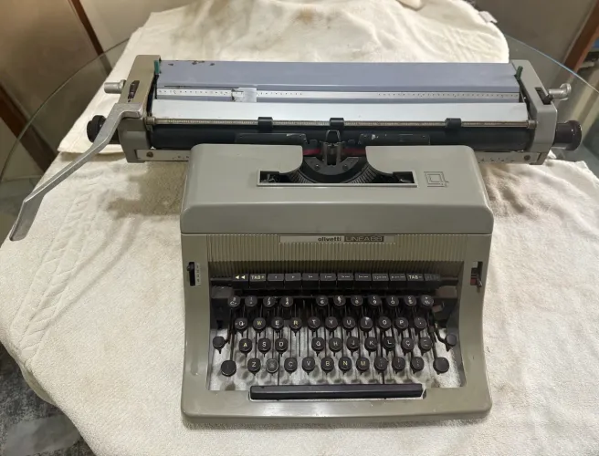 Máquina de Escrever Olivetti Linea 88 Vintage