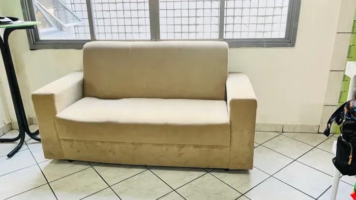 Sofá namoradeira 2 lugares na cor bege nude