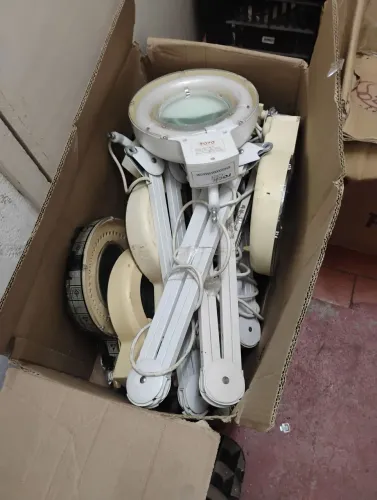 Luminária com lente de aumento: equipamento com braço/ bege e cabeça circular lente luz