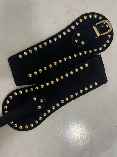 Cinto preto com detalhes dourados 