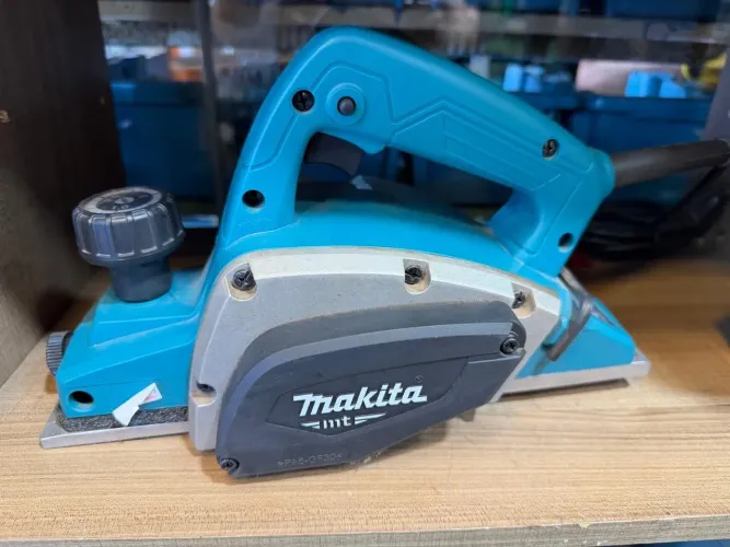 Plaina 82mm 580w 3 1/4 220v M1902B Makita