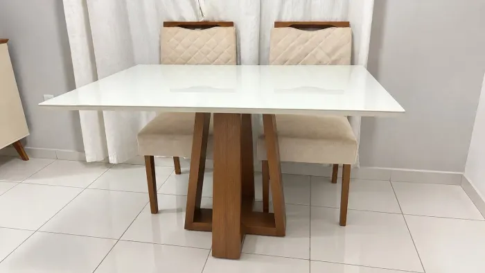 Mesa laqueada com 4 cadeiras