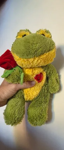 Pelúcia sapo verde com rosa na mão