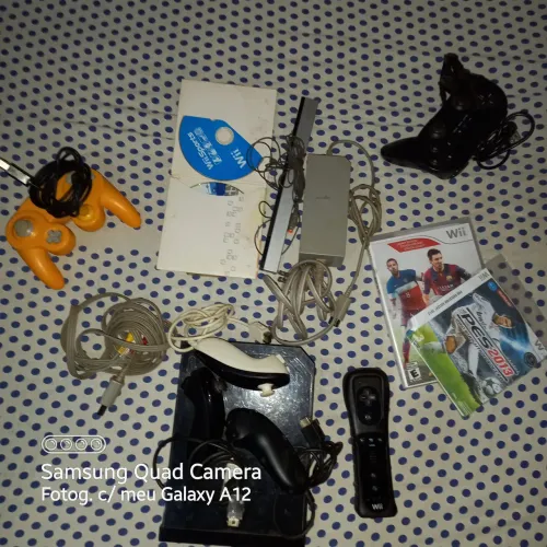 Vendo nitendo wii bloqueado com 1 controle , com cabos em ótimo estado
