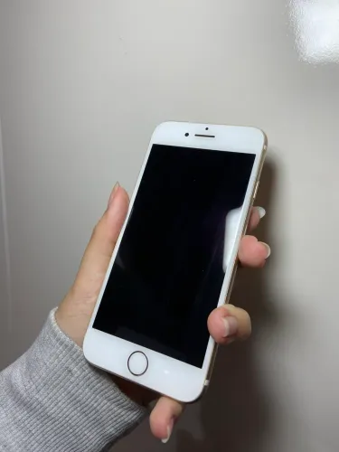 iPhone 32GB Dourado. Ótimo estado, poucas marcas de uso. Saude da bateria 60% R$ 360,00