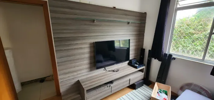 Painel de TV Planejado em MDF 2,50m + Rack + Prateleiras de Vidro