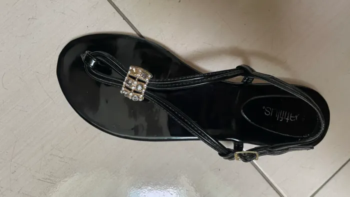 Rasteirinha verniz com pedrarias