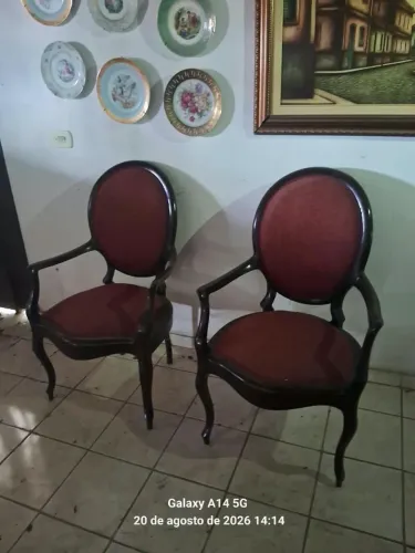 Par de poltronas de aproximação estilo medalhão