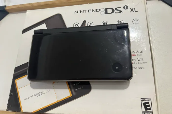 Nintendo DSi XL com caixa