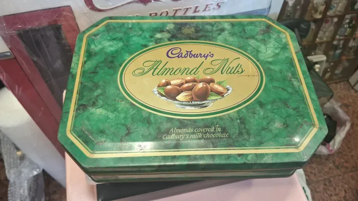 Coleção lata vintage de colecionador de chocolates Cadbury's Almond Nuts com
