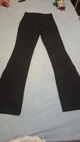 Calça jeans preta modela o corpo